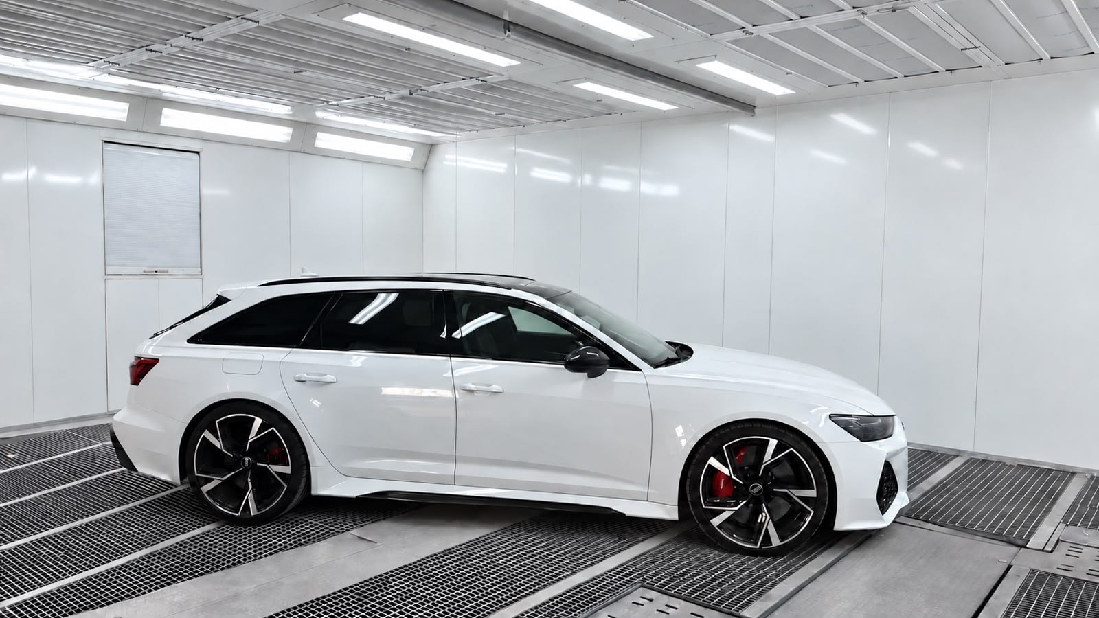 Coche blanco en la cabina de pintura de Ecobox 360